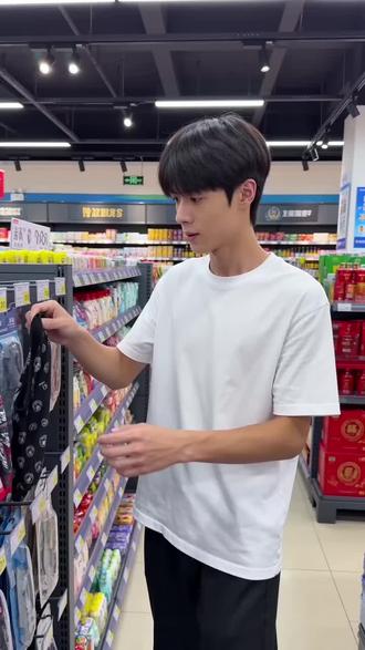 说不清了 一男子去超市买了条裤衩子,然后去理发,理完忘给钱了,理发店老板娘拎着裤衩子边追边喊,你还没给钱,你裤衩子不要了吗?旁边刚好有个警察,然后两个都被带派出所去了🤣
