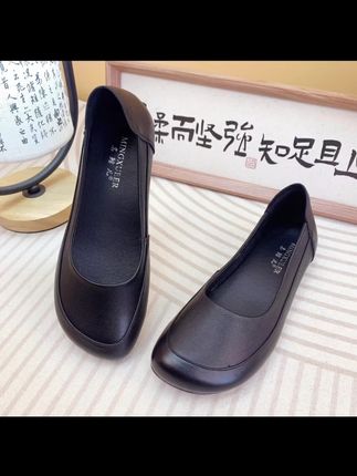 #时尚美鞋 #软底软面穿上超舒服 这双鞋子是专为脚肥脚宽的人设计的,它不仅加宽还防滑耐磨,特别适合中老年人穿。如果你平时穿鞋很挑剔,那一定要试试这双,不管是逛街还是聚会,穿上都很有面子。