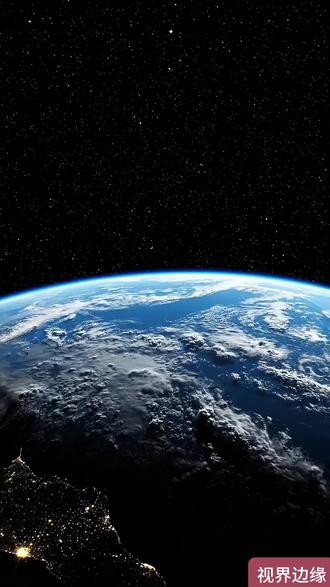 《宇宙中最孤独的星球》 如果有一天太阳熄灭了,地球会怎样?在宇宙中,有几百亿颗星球,生来就面临着这种绝境!它们被称为“流浪行星”。因为在星系形成早期的一场“引力车祸”中,它们被体积庞大的“老大哥”无情地踢出了母星系,开始了在绝对零度、绝对黑暗中的无尽流浪。但你以为它们就是死气沉沉的冰球吗?错!科学家推测,它们厚厚的冰层下方,极有可能被地热融化出了一个温暖的“地下海洋”,那里可能正潜伏着完全不需要阳光的异星生命!点赞收藏,今天带你见识什么叫宇宙中最极致的顽强!#天文科普 #流浪行星 #流浪地球 #宇宙的奥秘 #陨石科普