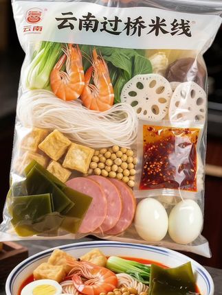 这袋云南过桥米线食材丰富多样。米线洁白细长,是主角。配料有鲜虾,橙红外壳、洁白虾肉,鲜亮诱人;翠绿蔬菜新鲜水灵;藕片薄而透白;黄豆圆润饱满;豆泡呈金黄方块;还有粉色火腿片、深绿海带块 ,两颗白煮蛋圆润光滑,以及一袋红亮油润、缀满辣椒碎的酱料,各类食材搭配,视觉上丰富且诱人,仿佛能呈现出地道云南风味 。