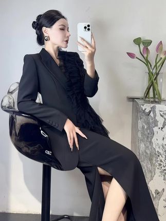 【秋日通勤战袍|这组网纱拼接套装美到窒息!】, ,是谁还在为秋天穿什么发愁?这套翎蔻的两件套直接封神!, ,白色干净利落像月光,黑色沉稳大气有气场,两个颜色都戳在我审美点上~ 西服版型超正,肩线挺括但不僵硬,藏肉又显瘦,小个子也能穿出利落感。, ,最绝的是网纱拼接设计!西服袖口若隐若现的网纱边,走路时带点小飘逸;半身裙侧边的网纱拼接更是心机,既保留了通勤的正式感,又悄悄透露出温柔女人味,不会太夸张但足够特别。, ,面料是那种有质感的,摸起来顺滑,穿一整天也不会觉得勒。搭配高跟鞋就是精致职场人,换双小白鞋又能轻松出街,一套搞定多种场合太方便啦!, ,秋天衣柜里真的需要这样一套既有格调又实穿的套装,姐妹们快冲~ #通勤穿搭 #秋季新款 #高端女装 #职场穿搭 #高级感穿搭