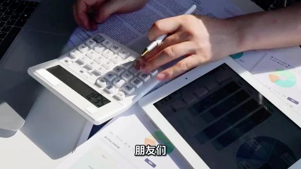 山东虚拟电厂三类申报形式(代号)- 流程、数据模板、结算规则对照表
申报形式/代号 申报流程(山东规则) 核心数据模板 结算规则
发电储能类(#1机) 1. 向山东电力交易中心提交主体注册材料(营业执照、资源确权证明) 2. 完成并网安全性评价与调度协议签订 3. 提交功率预测系统验收报告,备案发电-电价曲线 4. 纳入电力市场主体名录,参与现货/辅助服务市场 1. 分布式电源/储能资源清单(装机容量、接入点、运行参数) 2. 日前/实时功率预测曲线(精度≥95%) 3. 报量报价单(分时段发电功率、申报电价) 4. 并网运行承诺书 1. 发电收益:按现货市场出清电价×实际发电量结算 2. 辅助服务收益:调频按里程/容量结算,调峰按响应效果补贴 3. 考核:功率预测偏差超5%扣减收益,未履约按违约金处罚
全电量负荷类(#2F机) 1. 提交负荷聚合资质证明、用户授权协议(需覆盖全部聚合负荷) 2. 完成负荷可调节性检测,备案负荷用电基线 3. 向调度中心提交负荷响应能力评估报告 4. 注册后参与现货市场“负发电”申报 1. 聚合用户清单(用电容量、行业类型、负荷特性) 2. 历史用电基线数据(近12个月分时段负荷) 3. 负发电申报曲线(分时段负荷削减量、申报价格) 4. 负荷响应预案 1. 套利收益:高峰时段少用电,按(高峰电价-低谷电价)×削减负荷量结算 2. 基线考核:实际负荷超基线部分按偏差电价结算 3. 补贴:参与省级需求响应额外拿0.2-0.5元/kWh补贴
调节量负荷类(#2R机) 1. 提交可调节负荷资源证明(仅需备案可中断/可转移部分) 2. 签订需求响应服务协议,明确响应阈值与时间 3. 无需全电量备案,仅申报调节容量与响应价格 4. 纳入辅助服务市场主体,参与调峰/备用服务 1. 可调节负荷清单(调节容量、响应时间、持续时长) 2. 响应能力测试报告(毫秒级/分钟级响应验证) 3. 辅助服务申报单(调节容量、服务价格) 1. 容量收益:按申报容量×容量补贴价(山东约20-50元/kW/年)结算 2. 调用收益:实际响应时按调用时长×调用单价结算 3. 考核:响应达标率低于90%扣减容量补贴 。@DOU+小助手 @抖音小助手 @源网荷储 @新型电力系统 @