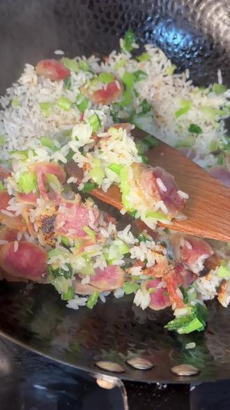 #真实生活分享官 #美食 #美食教程 #懒人美食 #美食趣胃计划 今天是不用洗碗的一天,超级快速的菜焖饭,懒人有福啦!