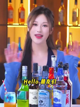 @蓓蓓美食铺 鸡尾酒是一种混合饮品,由两种或两种以上的酒或饮料、果汁、汽水混合而成。它以烈酒或葡萄酒为基酒,搭配多种辅助材料,经搅拌或摇晃制成,具有独特口感和营养价值,还可搭配装饰物。#最美鸡尾酒