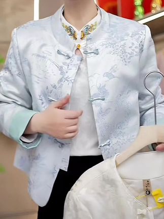 #气质穿搭 姐妹们,这件新中式外套真的太绝了,穿上它仿佛有一种穿越时空的感觉,让人忍不住想靠近。它的设计非常精致,每一处细节都体现了中国风的独特魅力,而且还是加棉的,保暖又舒适,让你在这个冬天也能美美的。如果你也喜欢这种东方韵味的穿搭,那就赶紧入手吧!#保暖又好看 #面料柔软舒适 #时尚穿搭 #谁穿谁好看