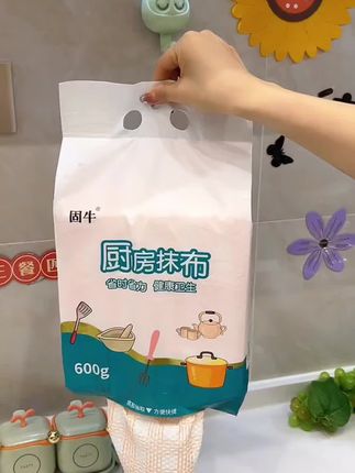 厨房清洁新宠——壁挂式懒人抹布! 家人们,这款壁挂式厨房纸巾必须安利👍!一次性设计超省心,强力去污能力绝了,干湿两用超方便🥰。挂在厨房,随手一扯就能用,清洁台面、厨具轻松搞定,懒人必备🤩! #厨房清洁 #壁挂式 #一次性抹布 #干湿两用 #厨房专用纸