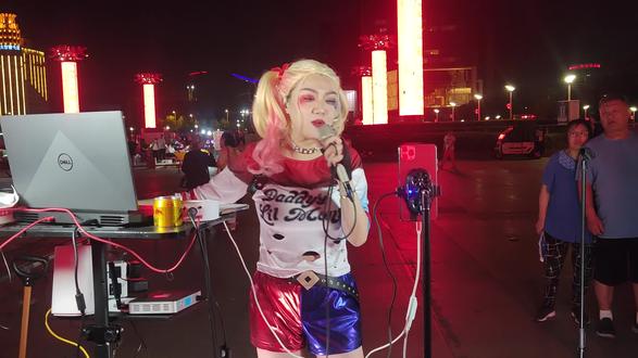 沈阳市府广场抖音主播小丑女伊宁现场直播。