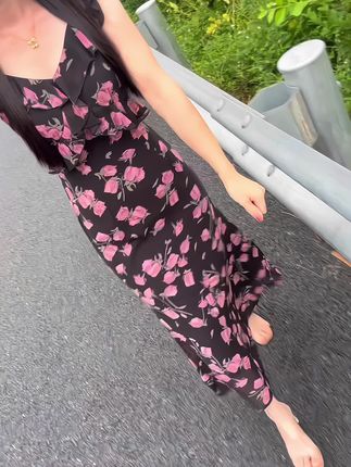 小时候觉得 5 块钱很贵,10 点很晚,一生很长,生活很甜。长大后才发现 100 块不够花,12 点也不是很晚,一生很短,却异常苦涩 #夏季穿搭 #出游穿搭 #玫瑰碎花连衣裙