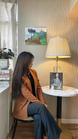 你去其它直播间哭过吗?这两天在纳兰老师的直播间泪如雨下……全国有那么多女性,为了学习,为了治愈自己,不远千里奔赴纳兰老师,来参加纳兰瑜心粉丝见面会。她拥有三百多万粉丝,三万多会员,用慧根和慈悲来温柔善待诸多女性粉丝,心中有爱,眼中有光,来照亮别人。我深知,越来越多的姐妹来到她的身边,不但是因为她优秀,智慧,而且她懂得诸多女性所经历的,当下缺失的,刚好可以由她来填补,纳兰老师成了远方姐妹们的树洞,她们愿意揭开伤疤给一个陌生人分享痛苦和不幸。记得老师曾经说一句话:大家如此狂热追随我的原因,真的没有什么诀窍,只是心中有爱,有慈悲,有同理心,懂得别人的苦,接纳大家的痛,一起找到自我救赎的方法和道路,我百分百拿出真心和方法救赎帮助大家#女性成长 #纳兰文化#读书分享 #分享穿搭