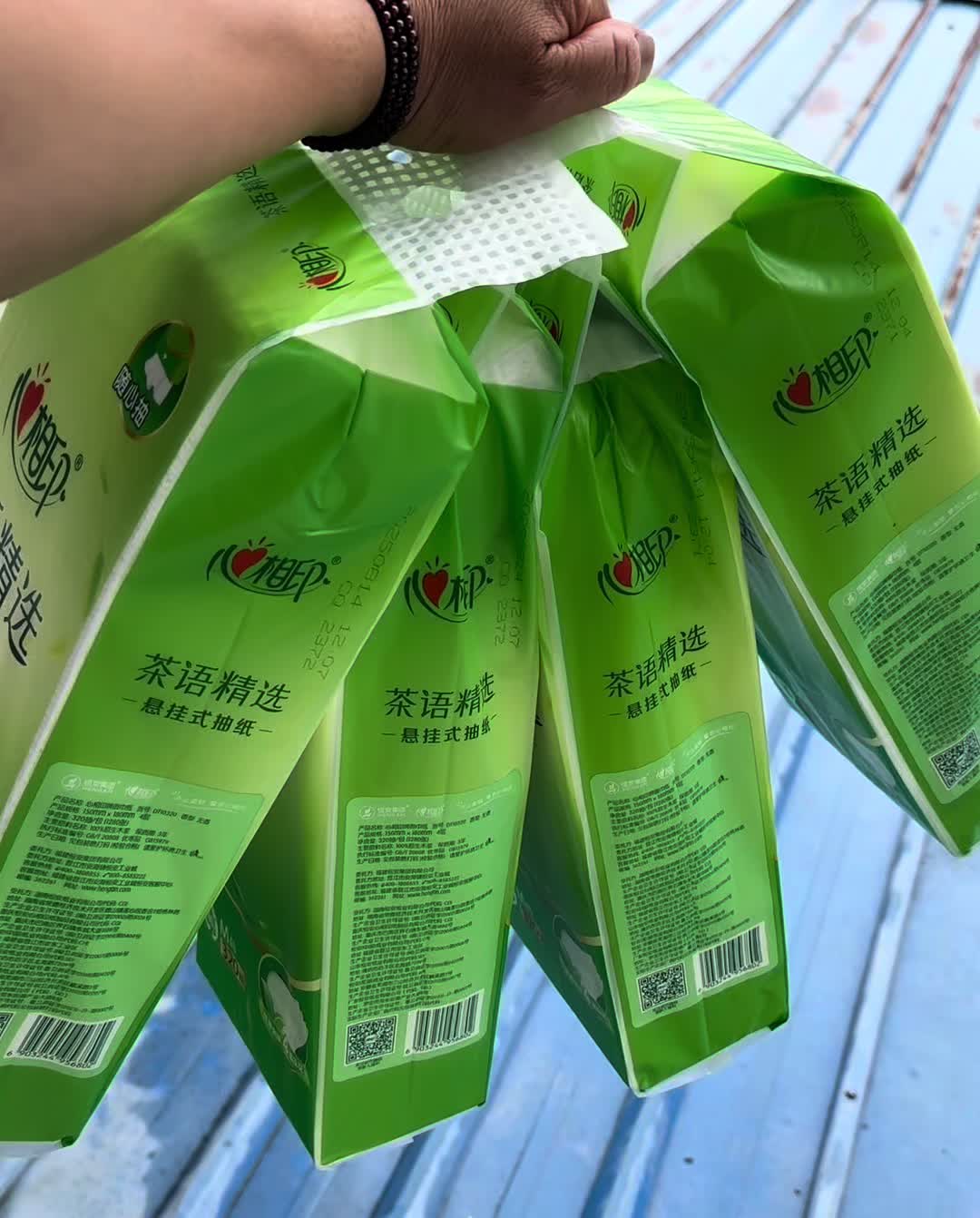 心相印也出了这种大包挂式抽纸,大品牌的品质真是太好了,挂墙上用多少抽多少可方便了!#心相印 #悬挂式抽纸