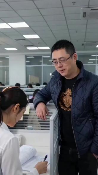 美女,你晓得上厕所没纸找哪个不?