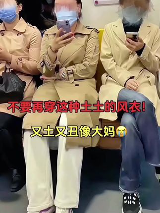 风里的心动。林晚晚攥着咖啡杯冲进写字楼时,风衣下摆被秋风掀起个漂亮的弧度。米白色中长款刚好盖过膝盖,收腰绳悄悄掐出纤细腰线,小个子的她竟穿出了利落的气场。电梯里,陆时衍的目光从文件上抬起,落在她被风吹乱的发梢,又滑到那截露出的脚踝。“新衣服? 他声音比平时低了些。耳尖发烫,指尖勾了勾风衣口袋:“嗯,店主说显高。 “不止。”陆时衍按下她楼层的按钮,指尖擦过她手背,“比今早的阳光还好看。 秋风裹着咖啡香漫进电梯,晚晚低头盯着风衣纽扣,忽然盼着这条路能再长些。#中性风入秋穿搭灵感#早秋不费力显贵穿搭#秋日韩系穿搭走起#风衣外套中长款@DOU+上热门 @抖音小助手