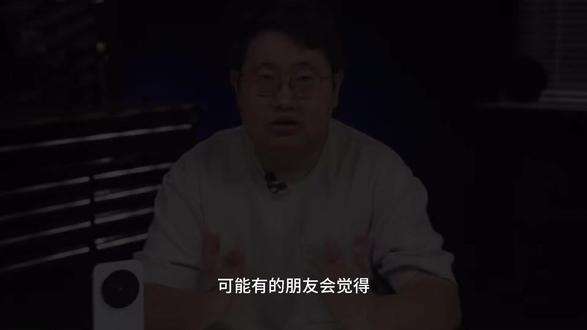 vivo X300的后盖与影像模组之间拥有了一个相当顺滑的过渡