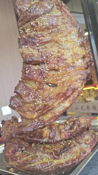 🎉初五迎财神,烤羊排先给钱包开个荤!🤤这油光锃亮的排骨,啃一口=财神爷往你兜里塞金条!💰快@饭搭子,今晚用羊排给财运“加个Buff”!🔥