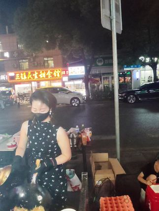 老婆边炒粉边照顾孩子写作业#记录摆摊生活 #街边小吃 #纪录美好生活 #城市里的烟火气