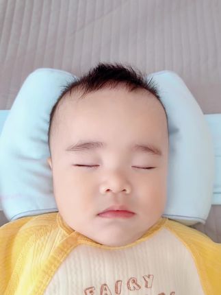宝宝睡觉平躺爱侧睡一边,长时间容易睡出偏头,可以给宝宝准备这个 #定型枕 面料柔软0高度枕位设计,不影响宝宝健康成长 #母婴好物 #新生儿