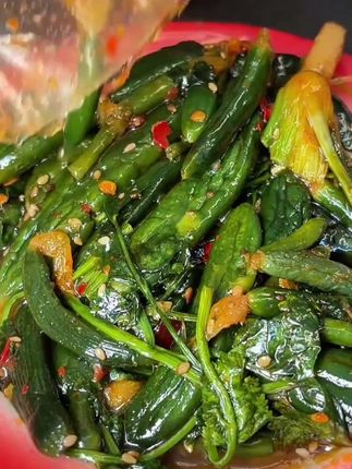 东北特色香菜小黄瓜咸菜真的太好吃了 脆嫩爽口 特别下饭#香菜小黄瓜 #香菜小黄瓜咸菜 #小黄瓜咸菜 #下饭菜 #东北小黄瓜咸菜