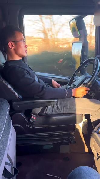 又是开着蓝牌斯堪尼亚650S晒太阳的一天!