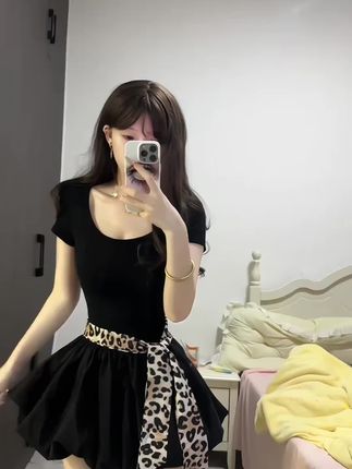 小狗拍了拍你说今天要快乐~#显瘦穿搭 #夏日穿搭 #辣妹 #连衣裙 #小黑裙