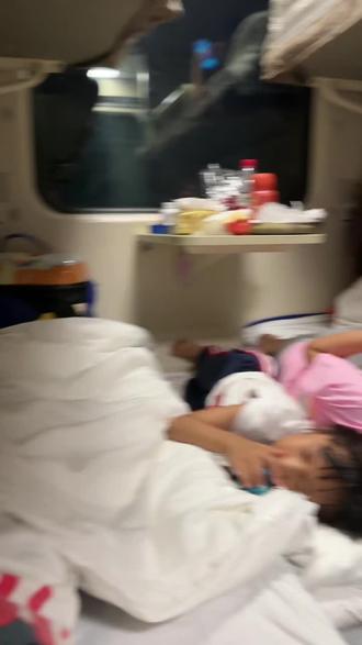 行李箱给孩子加个卧铺 #绿皮火车上的乐趣