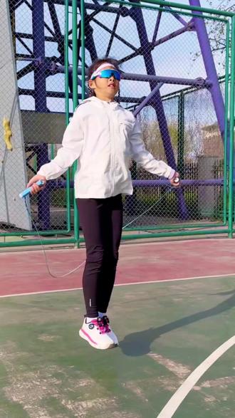 中考体测跳绳一分钟突破 200 个,找对技巧少走半年弯路 很多孩子跳绳不是练得少,而是方法没练对。
平时主要练这几点:
1、手腕发力,不要大幅甩胳膊;
2、脚尖轻跳,不要跳太高;
3、先把节奏稳住,再慢慢提速度;
4、后半段不要乱冲,保持匀速更重要。
想让孩子跳绳提升,不能只看跳了多少个,更要看节奏、绊脚、速度和每天有没有坚持练。同款点头像进主页橱窗
#跳绳 #中考跳绳 #领康中考跳绳 #中考跳绳专用绳 #体测跳绳