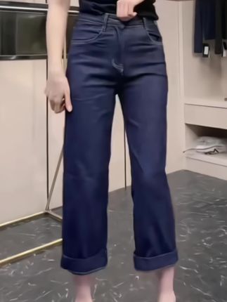 !发现一条让梨型身材原地封神的牛仔裤👖!2025早秋新款直筒版型,大码友好到哭😭~高腰设计秒收小腹,胯部宽松不卡档,腿粗星人终于能自由呼吸啦✨! ✅🍐微弹面料贴合曲线却不紧绷 ✅✂️立体剪裁视觉拉长腿部比例 ✅🌈低饱和度配色超百搭外套 ✅☁️云朵般亲肤触感穿整天不累 ✅🎉隐藏式口袋实用又显瘦心机 我试穿后直接囤了两条😎!搭配针织衫温柔似水,配皮衣秒变酷女孩🤩~你们猜怎么着?同事追着要链接🤣!这种显瘦不费力的快乐谁懂啊💃?快告诉我你们最爱用它搭什么上衣?👇🏻 #梨型身材救星 #早秋穿搭 #大码女装 #显瘦神裤 #牛仔控必备