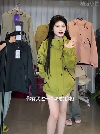 秋冬去爬山⛰️就要这样穿! 简直太帅啦,版型很好,拍照嘎嘎出片#冲锋衣男女同款 #冲锋衣 #学生党平价安利