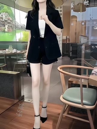 谁懂这套炸场西装套装啊!短袖西装+高腰短裤,干练又时髦,内搭白背心绝绝子,职场通勤、出街约会一键拿捏,穿上直接气场两米八,辣到飞起~