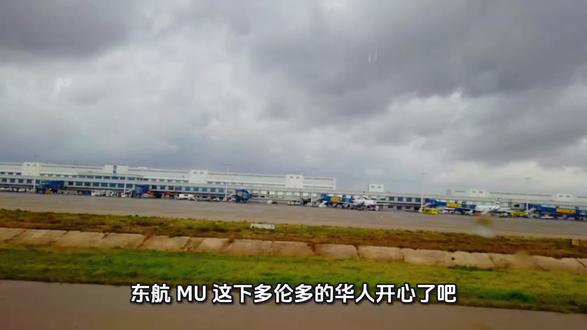 东航 MU:这下多伦多的华人开心了吧😉 飞多伦多或者多伦多回国动辄10h+,坐经济舱真的是很难为我们的屁股😭
-
🙅🏻♀别emo!计划多伦多往返的宝子有福了!东航年底放出一批6⃣折起的超值商务舱,一路舒适躺回家,这下多伦多华人/留学生们高兴了吧~
-
整理了东方航空商务舱配置等细节,欢迎带上行程找锁定特价~
-
🛫东航(上海⇌多伦多)
⭐MU207 上海 12:00→多伦多 13:25
⭐MU208 多伦多 15:25→上海 19:20
✅波音777-300ER,每周一/三/五/六执飞,商务舱为1-2-1交错式布局,全舱配备付费WiFi
-
👨👩👧👦东航B777-300ER商务舱
1⃣商务舱VIP特权
换登机牌、安检都有专门为商务舱设的快速区域,还可享受东航的贵宾休息室,登机前冲个澡,欧舒丹洗护 + 大浴巾全包
-
2⃣座位布局
1-2-1反鱼骨布局,座椅形似蚕茧,四周隔板稍稍阻隔,隐私性不错,人造皮材质很丝滑,180° 平躺不硌背,但脚部空间有点狭窄,对喜欢侧睡的人来说不太友好
黄金座位:6A/6L、7A/7L、8A/8L靠窗位
-
3⃣机上娱乐
16英寸1080P触控屏,支持BOSE降噪耳机
⚠Wi-Fi:网速仅支持基础浏览,看视频可能卡顿,可花钱升级为高速
-
4⃣服务及餐食
很贴心,乘务人员热情迎接,一上来就递上了热毛巾 + 欢迎饮品,机上提供梳洗包(含牙膏牙刷,梳子,眼罩耳塞)、瓶装水、耳机、拖鞋,睡衣
三顿正餐提供3道式餐品,全程供应坚果、饼干等零食
-
✈其他直飞多伦多特价航班
上海↔多伦多(东航 MU207/208)
广州↔多伦多(南航 CZ311/312)
香港↔多伦多(国泰 CX826/829)
......
更多行程直接问🙋,别客气!
-
1月起含寒假、春节期间~✨有计划多伦多回国或者往返多伦多的宝子们可以找我哦
✅我们是IATA国际航协认证会员,编号可查,支持对公付款、可开发票
🥰美国机票、欧洲机票、非洲机票、澳洲机票、南美机票等都有特价!
🙋🏻♀告知【行程+日期】查询🔍优惠~
#多伦多 #回国 #特价机票 #商务舱 #加拿大