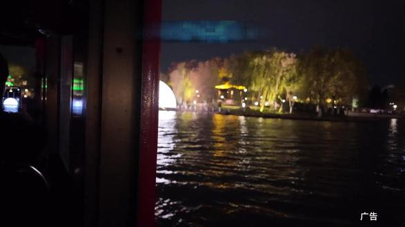 五一来南通夜游,首选必打卡濠河夜画!春日晚风温柔拂面,濠河两岸华灯流光,碧波映照着满城灯火。画舫轻游河面,沉浸式实景演绎徐徐展开,八幕故事诉说千年通城文脉。水光与光影温柔交织,随手一拍都是氛围感夜景大片,假期约上好友家人,漫步濠河解锁春日浪漫。#濠河夜画 #千年濠河百年好合