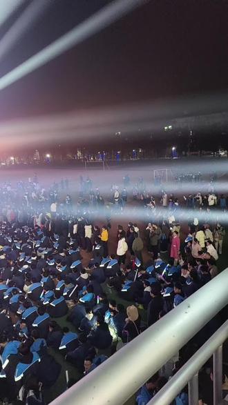 知道我在哪里看元旦晚会吗?看着这些学子们,只想我家俩娃也能像这些哥哥姐姐们看齐,努力学习