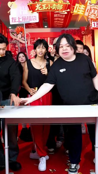 花小龙推荐,过年必备的百搭小白鞋!跑步运动都合适。#小白鞋 #百搭 #穿搭 #鞋子推荐 #穿搭技巧