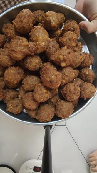 #炸丸子
丸子圆圆,日子甜甜。新的一年,愿我们都能团团圆圆,幸福美满,万事如意。💞#美食制作 #过年美食