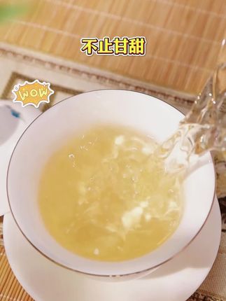 如果你家里有万元级别老班章,把这个茶放一起盲品,你绝对喝不出哪个好。这就是国营茶企八角亭新出品的帕沙原生种。有着老班章的气韵,冰岛的香甜,但价格仅需老班章百分之一左右。这也是为什么茶圈流传。帕沙七分班、章韵三分冰岛田海拔一千八原生种茶树与野生蓝科植物百年共生,保留野生茶树的高芳香物质。茶汤颜色琥珀透亮,透光可见悬浮茶毫杯沿现金圈,口感高香高甜,汤香水柔、兰花香,随时间越泡越有滋味,回甘持久。原生种,自带山野蜜,兰香薄荷喉韵十五泡不掉水,花小钱一样能喝出班章的高。品质试试,八角亭帕沙原生种。#茶 #好喝不贵 #茶文化 #好茶推荐