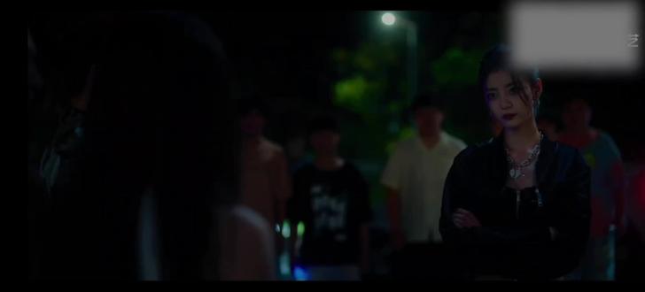 姜暮的爱永远拿得出手 明明应该是姜暮很明媚的20岁啊 那么可爱活泼的人为了爱的人说跪就跪 生长痛太痛了🥺 这段真的很难受 暮暮跪的太实了这个地肯定痛死了😭 #双轨 #姜暮#姜暮下跪 #虞书欣