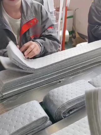 油烟机油盒难清理?赶紧垫上这个升级款#吸油棉,一条能用一个月,干净卫生#厨房好物#生活好帮手 #吸油纸#油烟机清洗