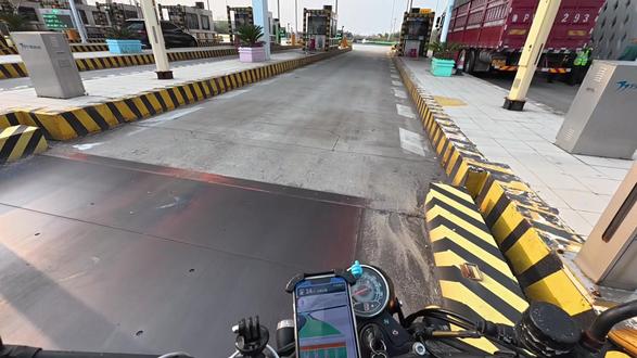 #摩旅 Day 2#摩托车上高速 有人能传授点摩托车上下高速收费站的经验吗?