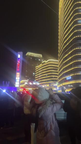 银河新天地今年不让放气球了,过年过节的人还是可多,你看看#现场live #观众视角