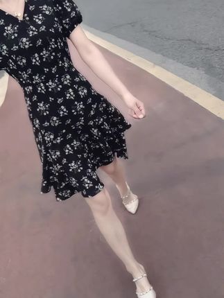 婚姻最后的尽头是人性最阴暗的一面,一旦暴露出本性后他满嘴是你的不堪,扼杀你陪他吃的苦,扼杀你曾经想跟定他一生,经历过这一幕幕才会发现,什么山高路远,其实最后拼的全是良心,,喘不过气的日子只有自己知道回不去的路比谁都清楚,千言万语都道不尽的心酸和无耐 ,好多事忍着忍着就懒得说了 好多失望攒着攒着后来就不在意了……#穿搭