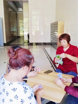 简易吃饭桌户外摆摊桌可折叠桌餐桌特别实用餐饮老板们使用家用小方桌简单又大方出租屋电脑桌简易吃饭桌户外摆摊桌便携式的折叠餐桌结实耐用价格不贵经济实惠