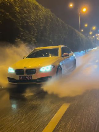 #f18 #宝马 #宝马f18 #国庆 宝马f18五系夜间雨中行驶姿态!车友们能说说你拥有他多久了吗?