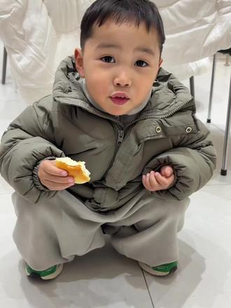 发现臭蹲着吃面包于是发出疑问 没想到他的回答 过于真诚了哈哈哈哈 #人类幼崽 #萌娃搞笑日常 #抖音玩法合伙人计划
