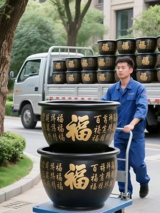新添的百福花盆,真的把中式温柔玩明白了! 仿陶瓷的釉面摸起来滑滑的,满盆福字各有姿态,有的像在微笑,有的透着灵动,阳光洒在上面,连影子都带着福气的形状。 摆放在阳台上/庭院里,感觉整个阳台都被“百福临门”的暖意裹住了,养花时瞧着这些福字,连心情都跟着亮堂起来~ #大花盆 #仿陶瓷花盆 #中式家居好物 #绿植花盆分享 #阳台小院均可种植