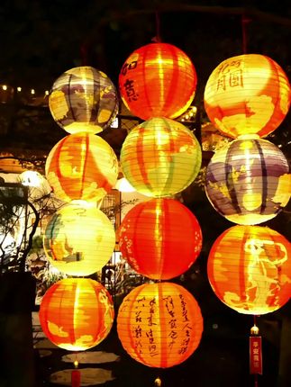 中秋节快到了,给家里挂上几个这样的中秋布艺灯笼,瞬间就有节日的氛围感了!它是防水材质的,挂在门口或者院子里都很合适,晚上亮起来特别好看,赶紧买回去布置起来吧!#花灯 #真好看 #灯会 #很漂亮 #原创视频