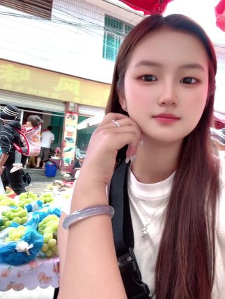 明天会不会好我不知道 但最近是真的苦 苦的我都麻木了#我的摆摊日记 #摆地摊的小姐姐