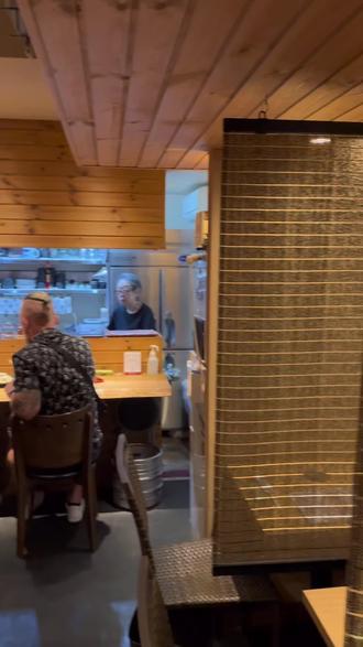 清喵miao 作者
挑战给陌生人画画|画画和料理一样温暖人心
下雨天的夜晚
和同学朋友来到了一家藏在小巷里的家庭料理店是一家三口
因经营的餐馆,没有华丽的装修,单纯的就
是家的感觉,像是去到了本地人家吃饭一样。
菜单上印着十年前的合照画像,突然特别想把他们现在的状态画下来。爸爸做着招待,女儿和妈妈负责料理。
如果料理的味道能让人的味觉回味温暖,那么画画也可以让人的视觉享受温暖吧!
最后结束的时候把画递给了他们!从他们的合照中的笑容来看他们一定感受到了我的快乐!为了喜爱的事情努力的坚持着,这不和我喜欢画画一样嘛~
希望我也能继续用画画记录美好生活,温暖每一位喜爱我画的朋友!
#给陌生人画画 #美食探店 #vlog日常 #用画笔记录生活