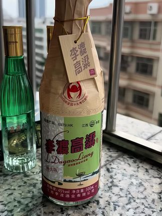 李渡高粱畅饮·浓特兼香型白酒】 江西千年酒乡李渡镇匠心酿造,45度醇厚佳酿。源自元代古窖池,凝练八百年底蕴。精选大米高粱(70%:30%),古法融合科技,成就独特“一口四香”:端杯浓香、沾唇米香、细酌清香、回味陈酱香。入口绵柔,落口甘爽。经典光瓶回归本真,纹饰诉说千年文化,尽显低调奢华。王安石、欧阳修曾“闻香下马”。 500mL黄金容量,独酌共饮皆宜,唤醒纯粹粮香与时光诗意。饮一口千年,品一味真谛。#强烈推荐 #白酒 #热点 #李渡酒 #性价比