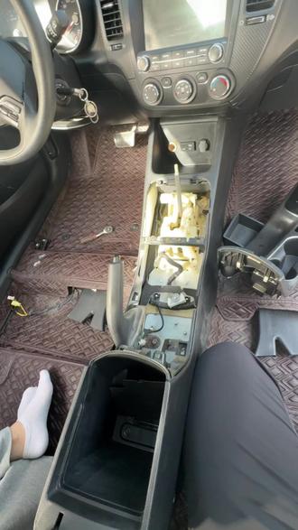 汽车中央扶手拆卸方法!#修车日常记录