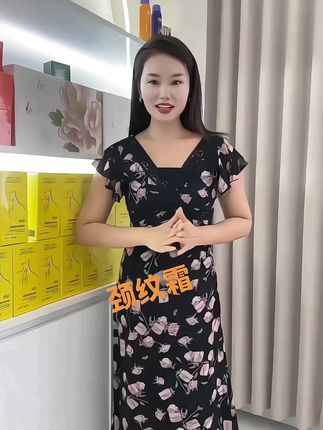 360°钢珠头太懂懒人了!涂颈纹直接滚着按摩,不用上手搓,吸收快到惊人,涂完脖子清爽不黏衣服,夏天用也超舒服! 坚持用下来,颈纹真的有变淡,脖子线条都显细了!想要淡化颈纹的姐妹,早用早摆脱“颈”显老!#美颈 #美颈霜 #颈纹霜 #颈纹霜推荐 #精致女人必备