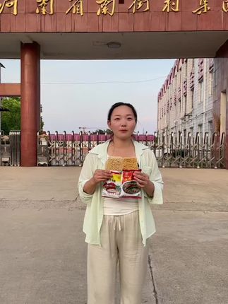捏一捏 晃一晃 酥酥脆脆 麻辣鲜香,老北京干脆面很多8090后都吃过吧,焦香酥脆还是童年那个味!#老北京方便面 #好吃到停不下来 #南德方便面 #妈呀太香了 #童年记忆小零食